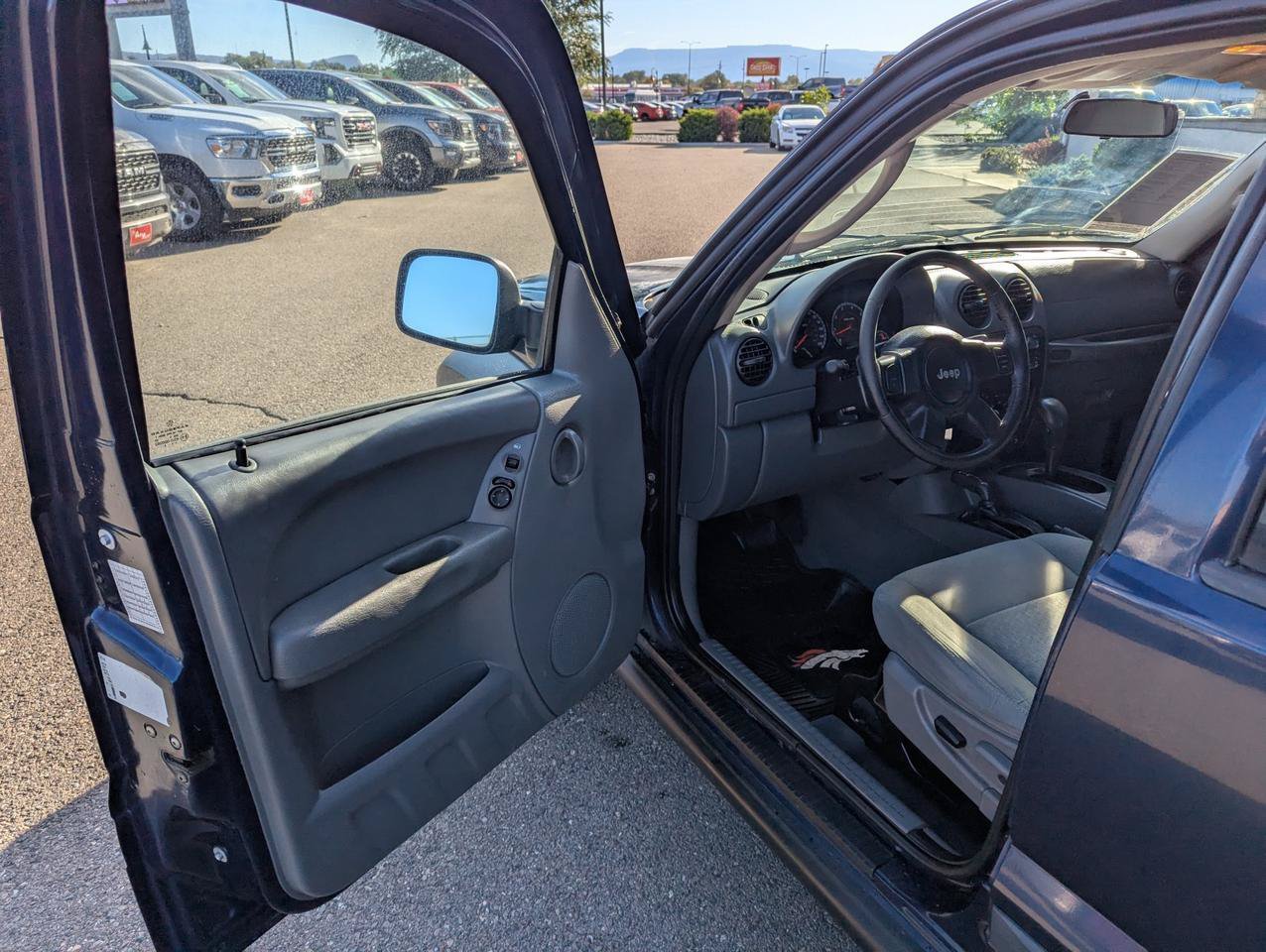 Used 2007 Jeep Liberty Sport AWD/4WD image 8