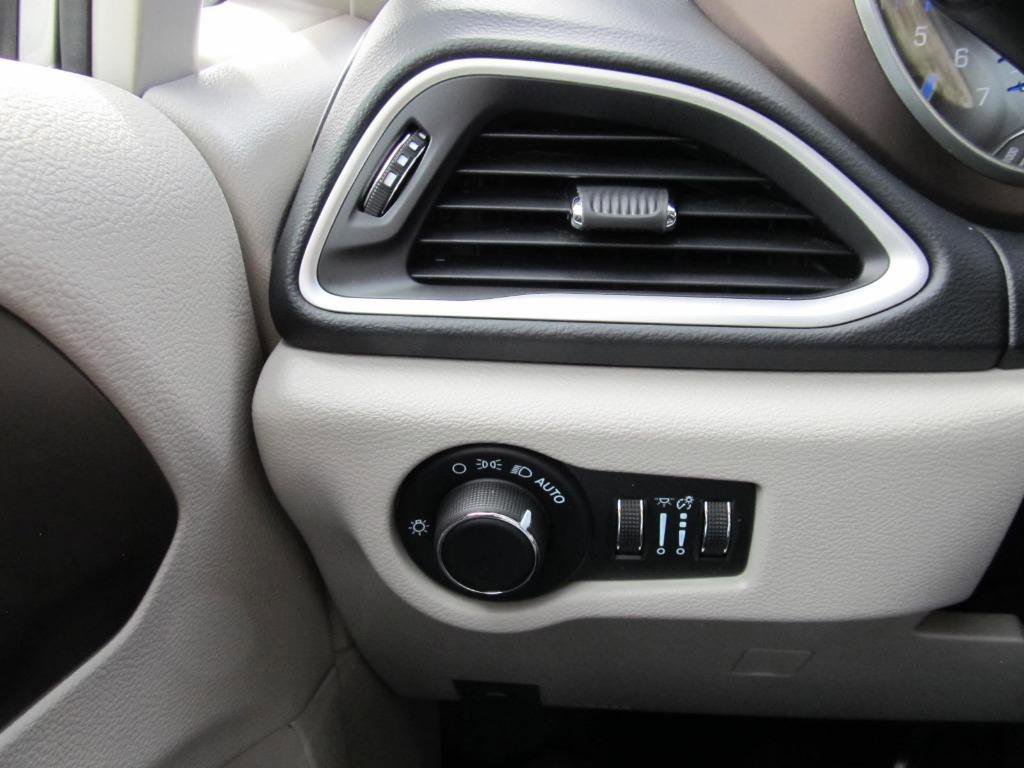 Used 2023 Chrysler Voyager LX image 59