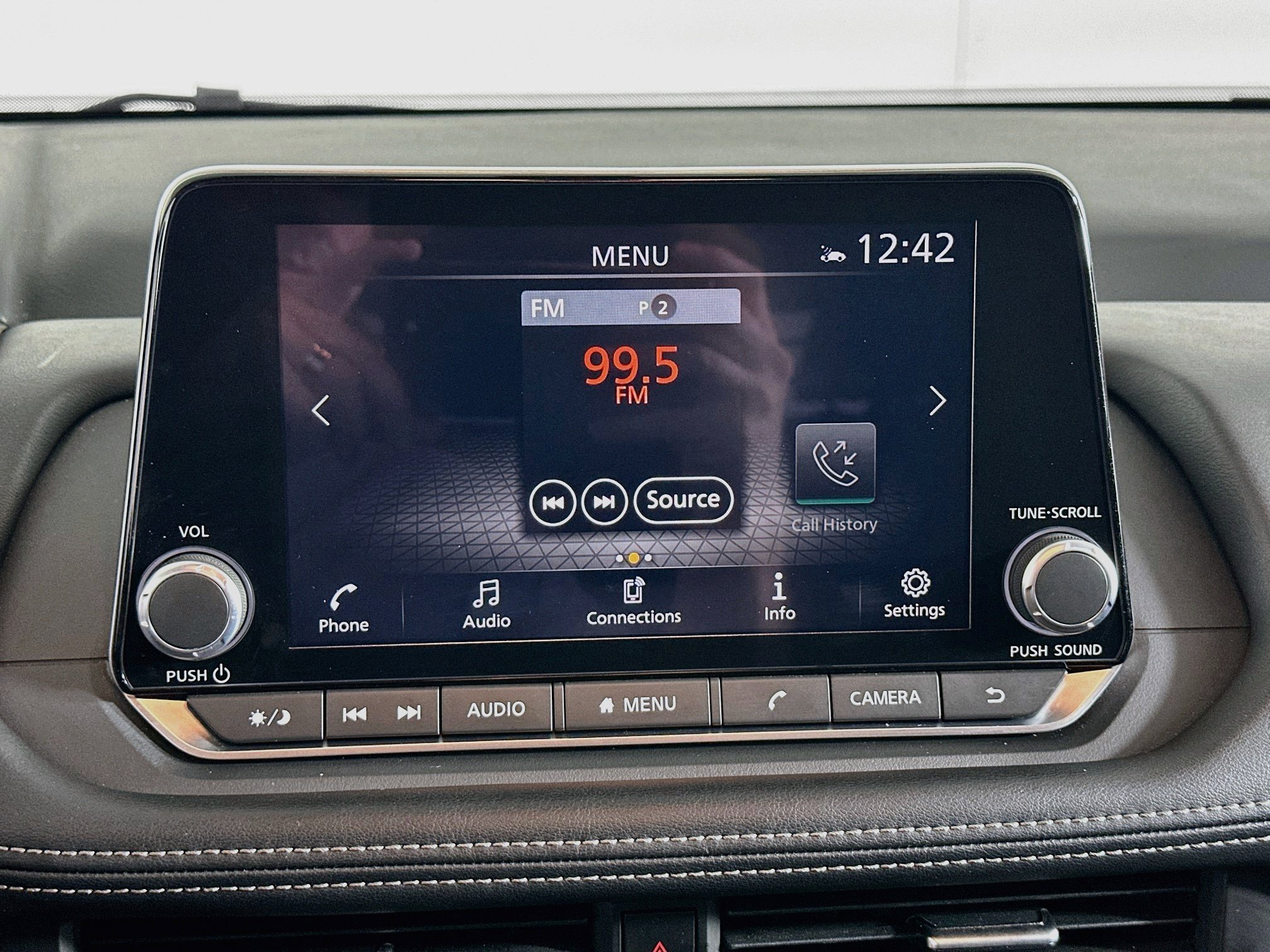 Used 2025 Nissan Rogue SV FWD image 21