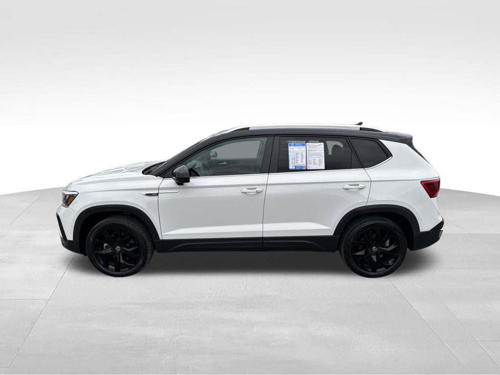 Used 2023 Volkswagen Taos SE w/ Panoramic Sunroof Package FWD image 4