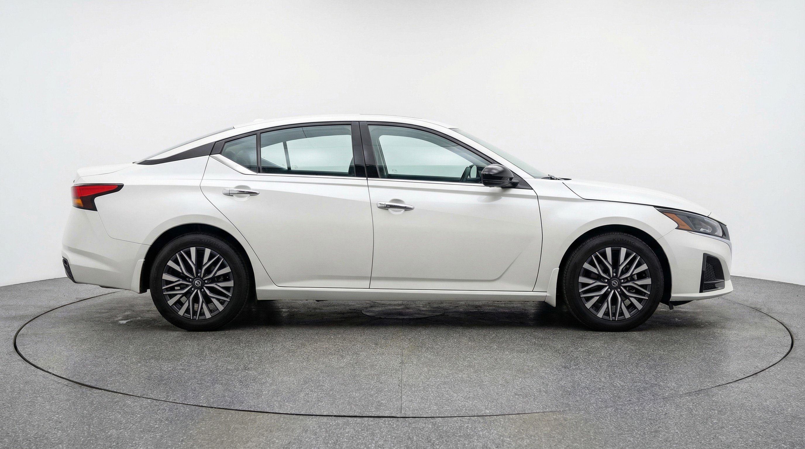 Used 2025 Nissan Altima 2.5 SV FWD image 11
