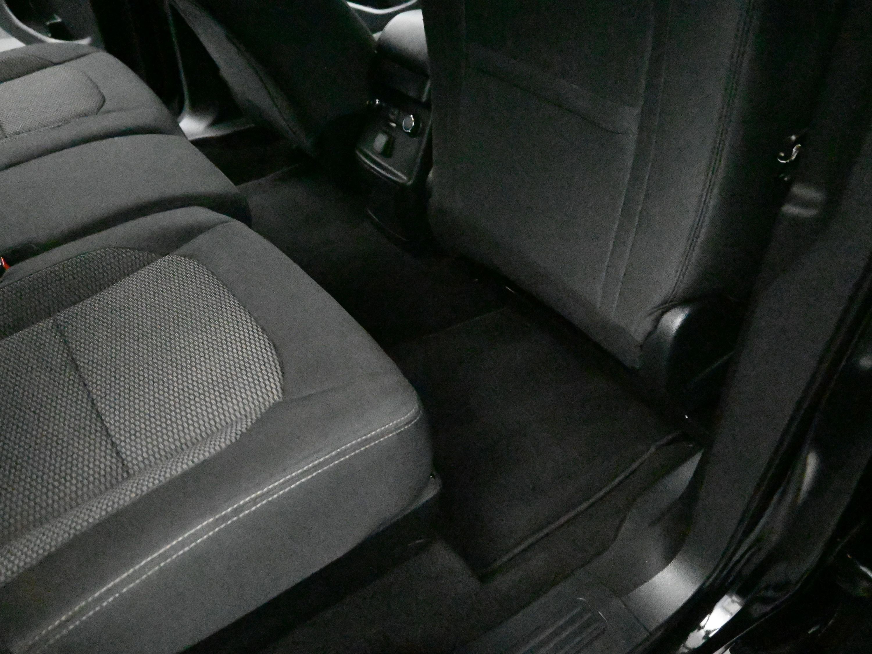 Used 2018 Ford Explorer XLT w/ Equipment Group 201A image 18