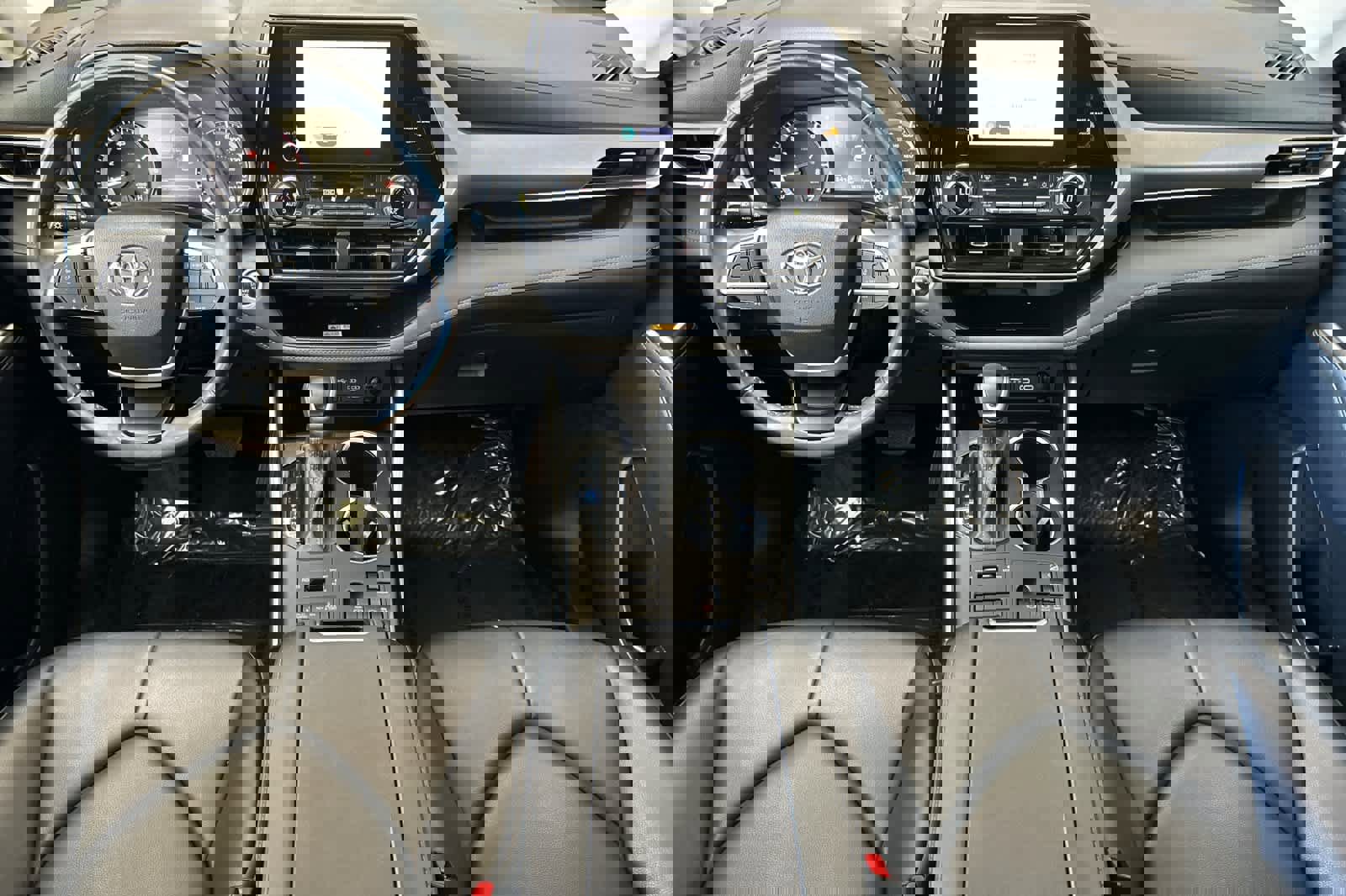 Used 2024 Toyota Highlander XLE image 3