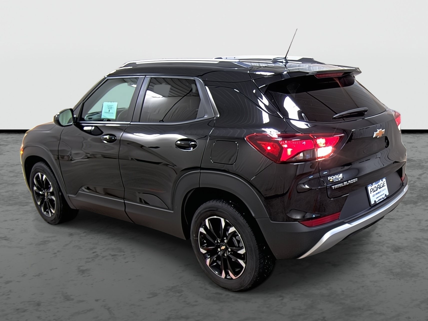 Used 2023 Chevrolet TrailBlazer LT FWD image 2