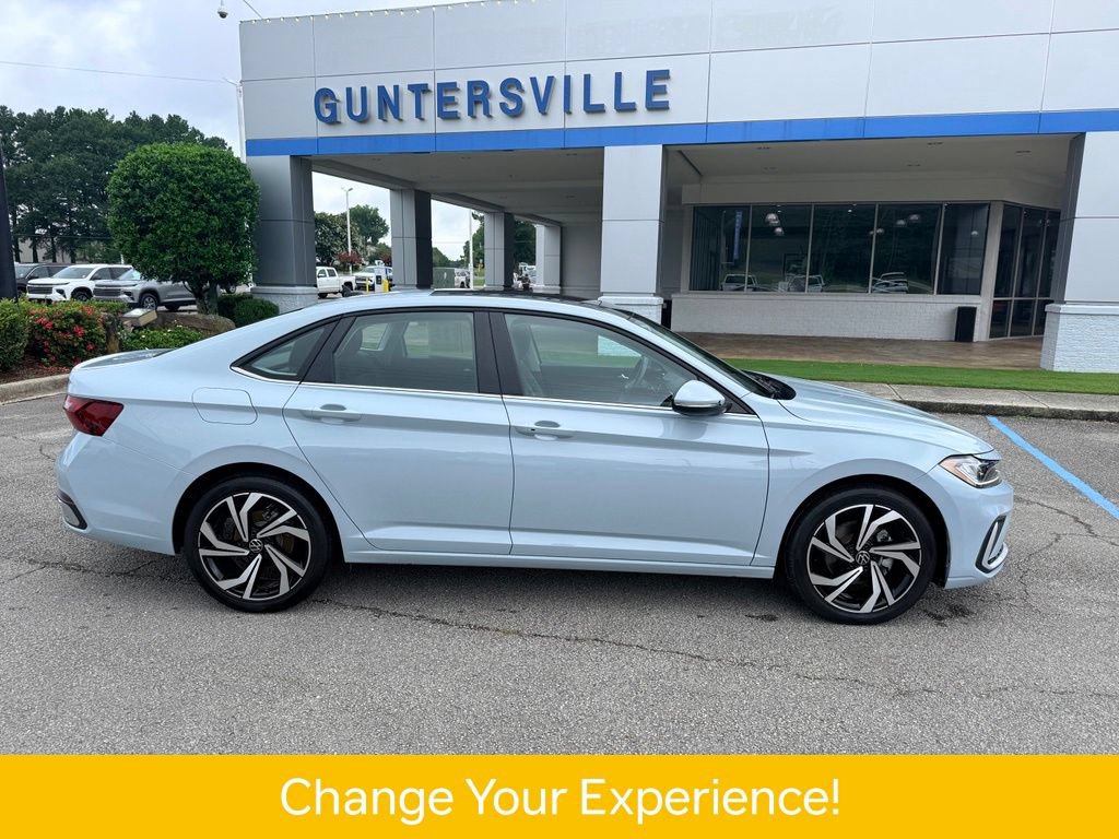 Used 2025 Volkswagen Jetta SEL FWD image 4