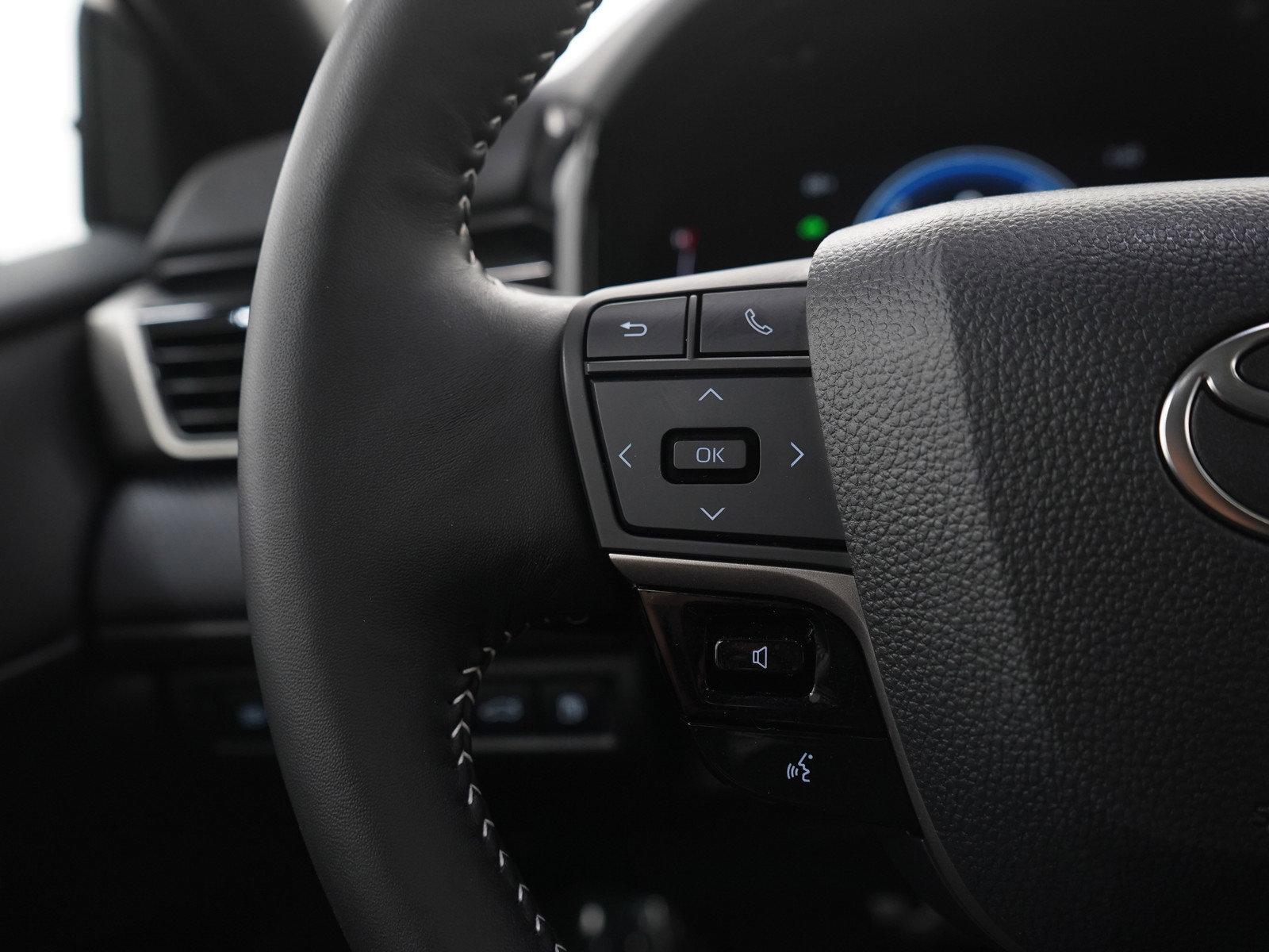 Used 2025 Toyota Camry SE w/ Multimedia Upgrade Package FWD image 21
