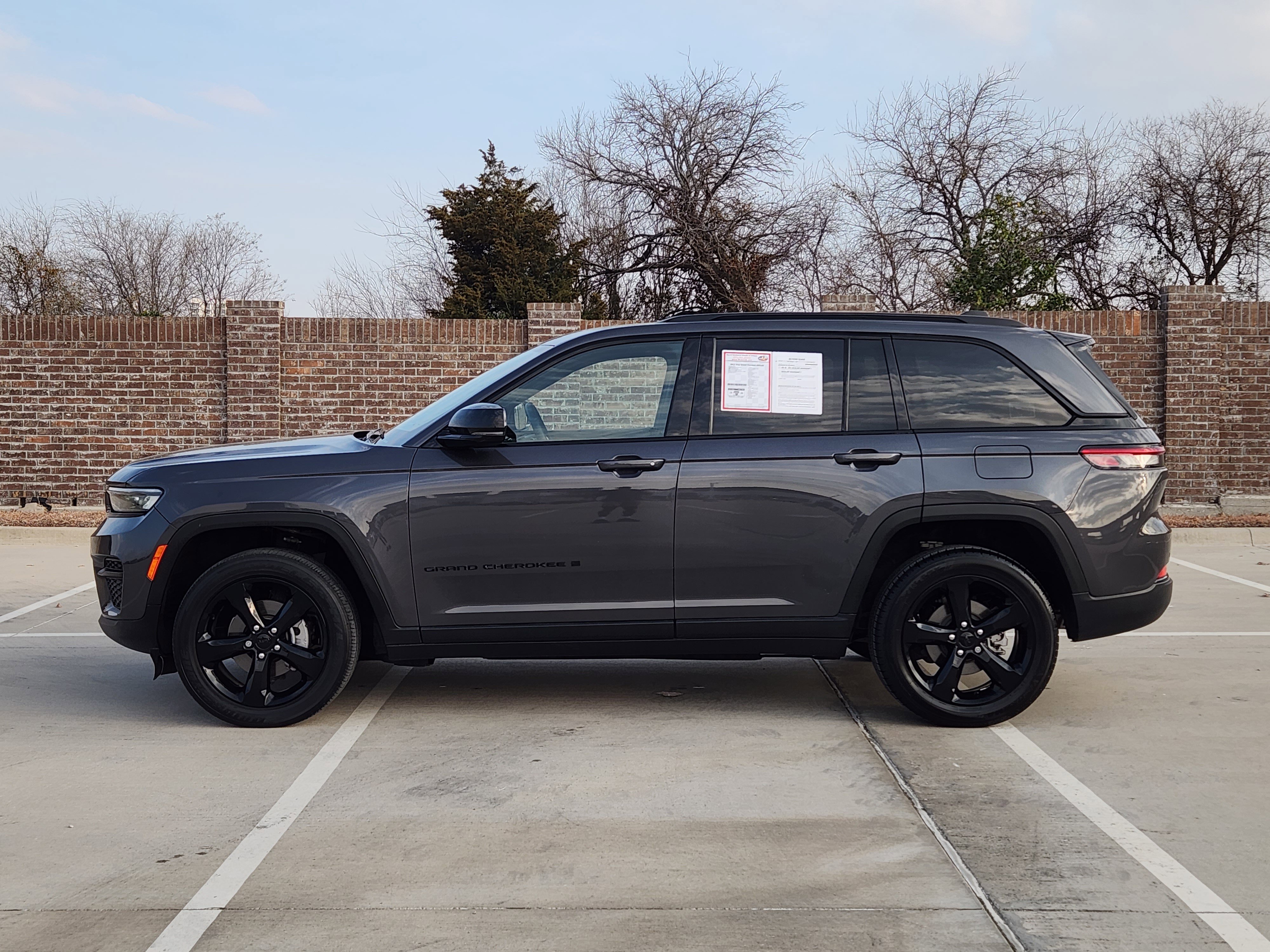 Used 2022 Jeep Grand Cherokee Altitude image 5