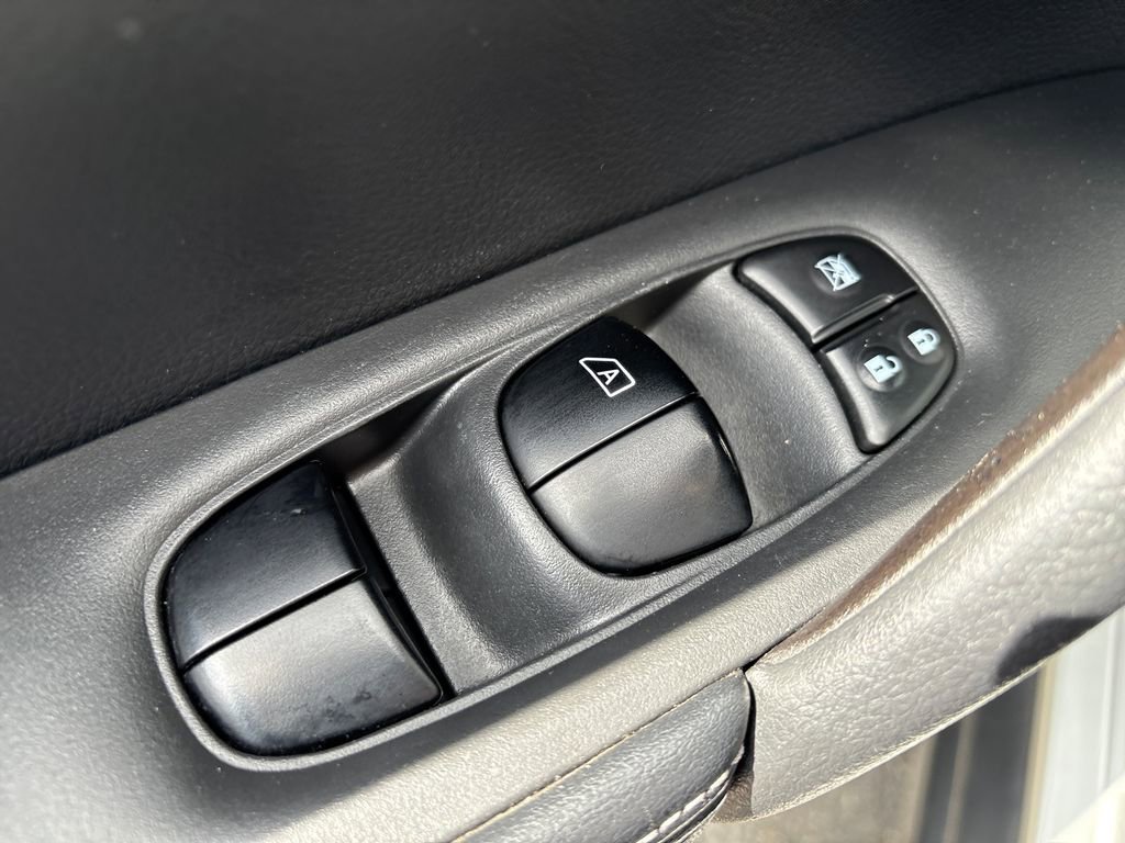 Used 2018 Nissan Rogue SV w/ Premium Package image 12