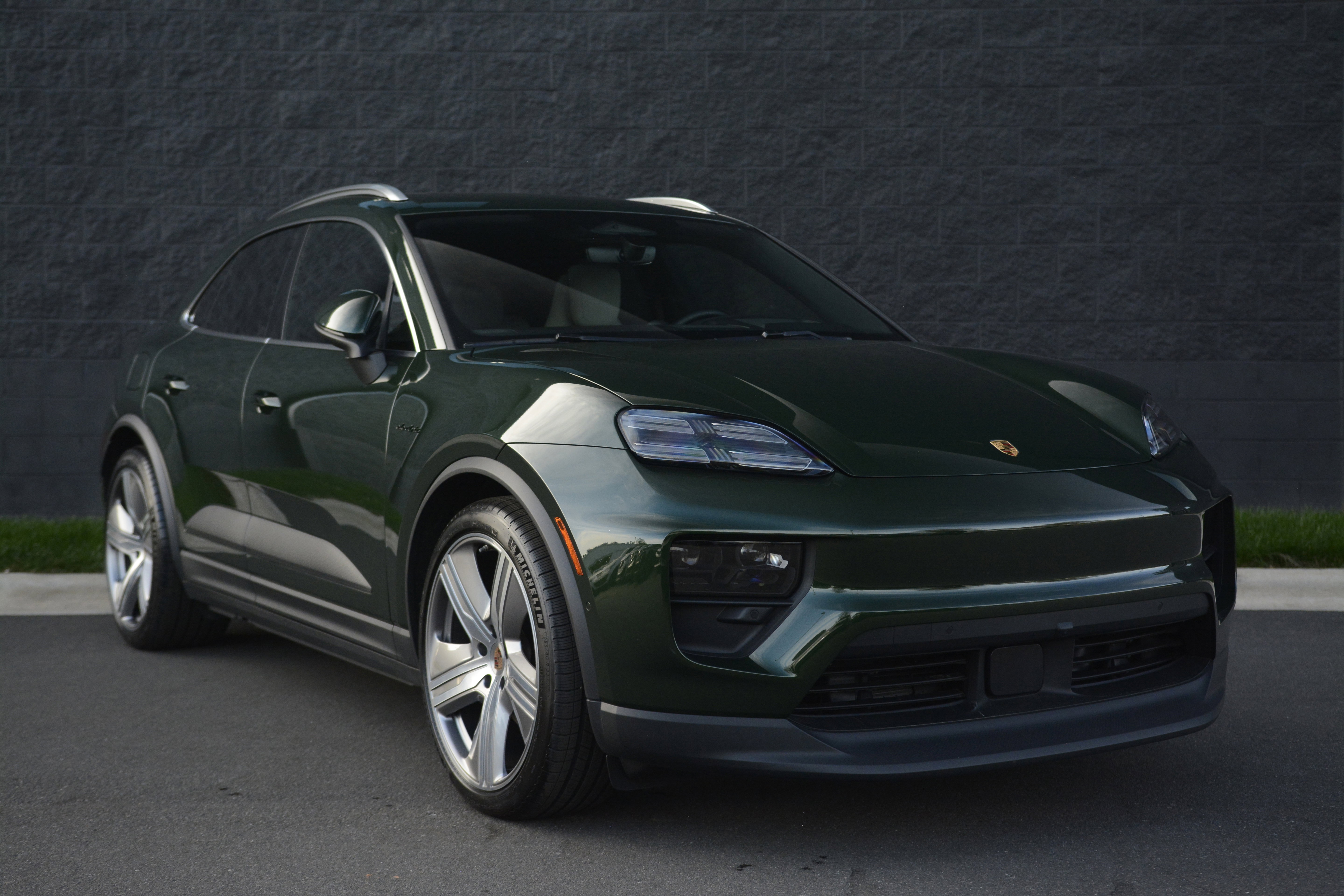 Certified 2025 Porsche Macan 4 Electric image 9