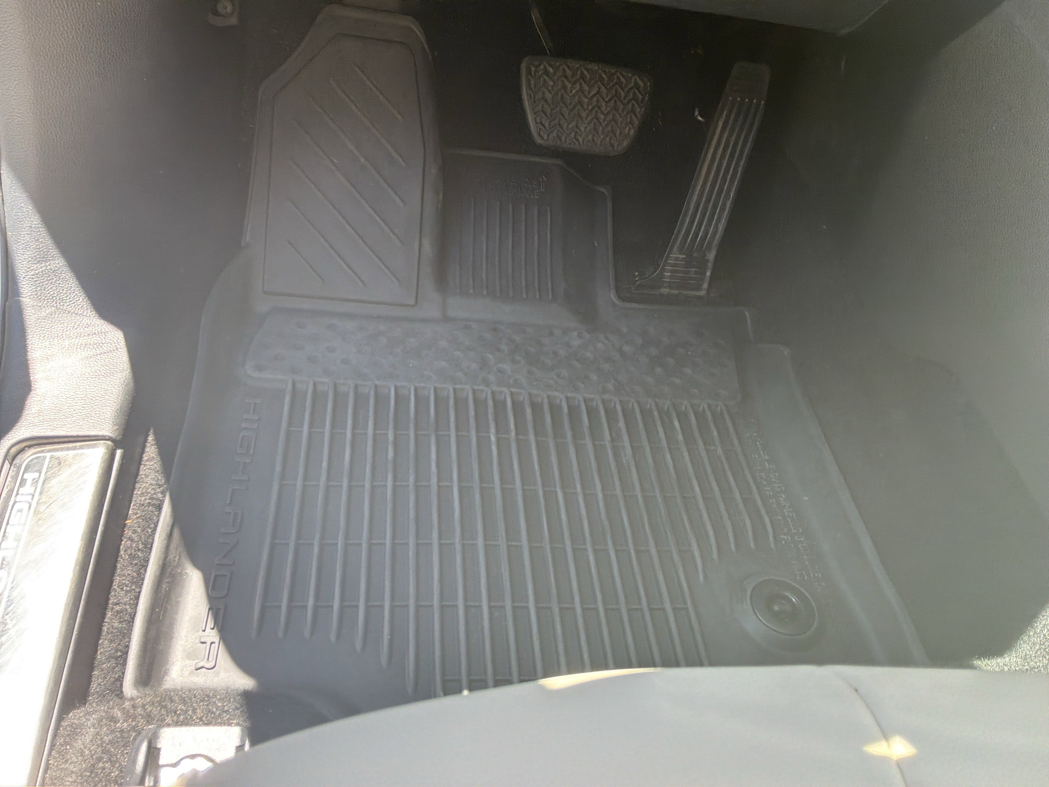 Used 2024 Toyota Highlander XLE FWD image 17