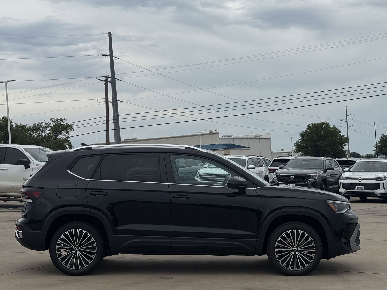 New 2026 Volkswagen Taos SE FWD image 4
