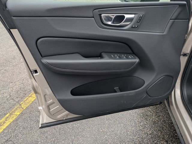 Used 2025 Volvo XC60 B5 Plus image 9
