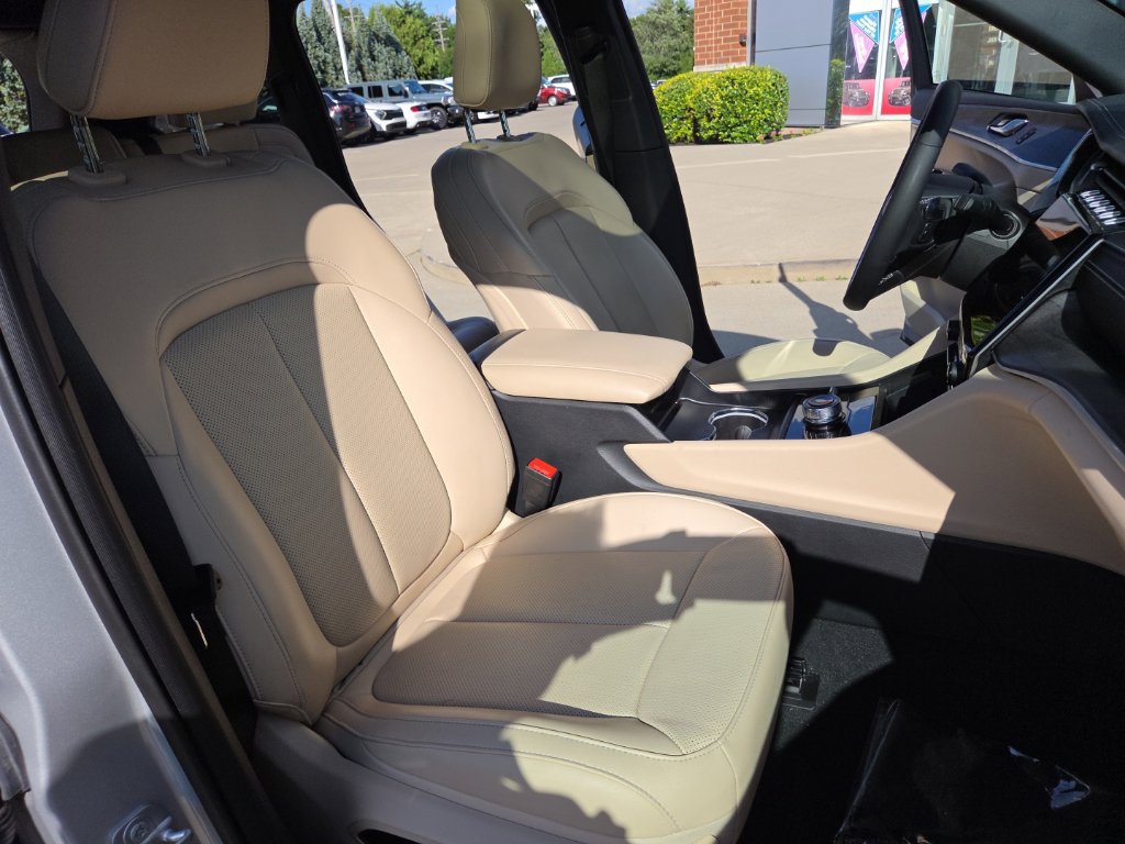 Certified 2024 Jeep Grand Cherokee Limited w/ Luxury Tech Group II AWD/4WD image 30