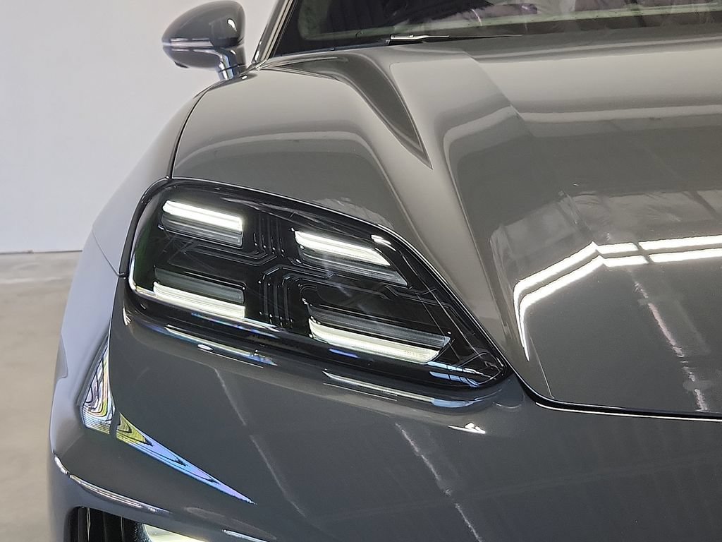 New 2026 Porsche Macan Turbo Electric AWD/4WD image 9