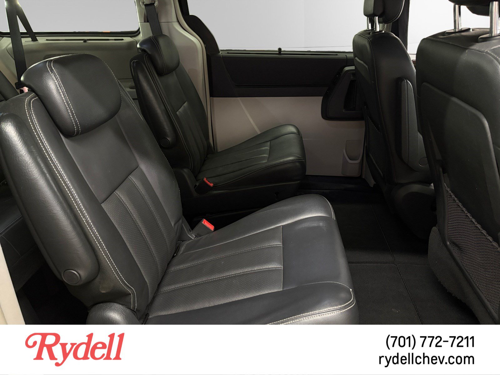 Used 2010 Chrysler Town & Country Touring Plus FWD image 18