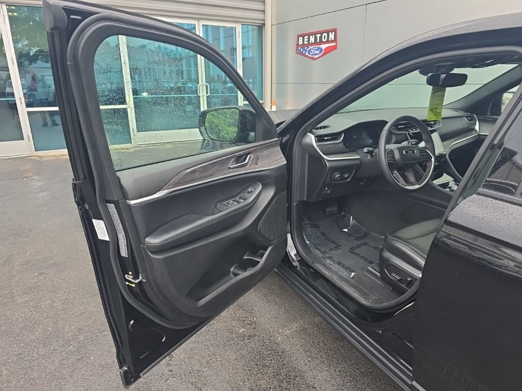 Used 2024 Jeep Grand Cherokee Limited AWD/4WD image 10