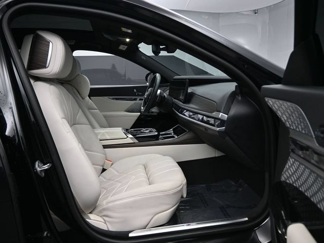Used 2023 BMW 760i xDrive w/ Executive Package AWD/4WD image 25