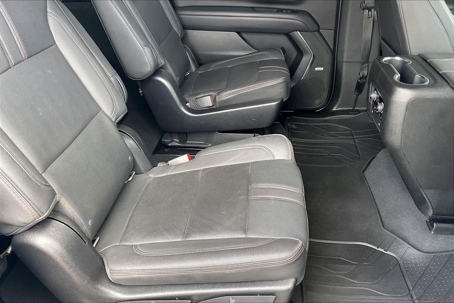 Used 2022 Chevrolet Suburban RST w/ Luxury Package image 19