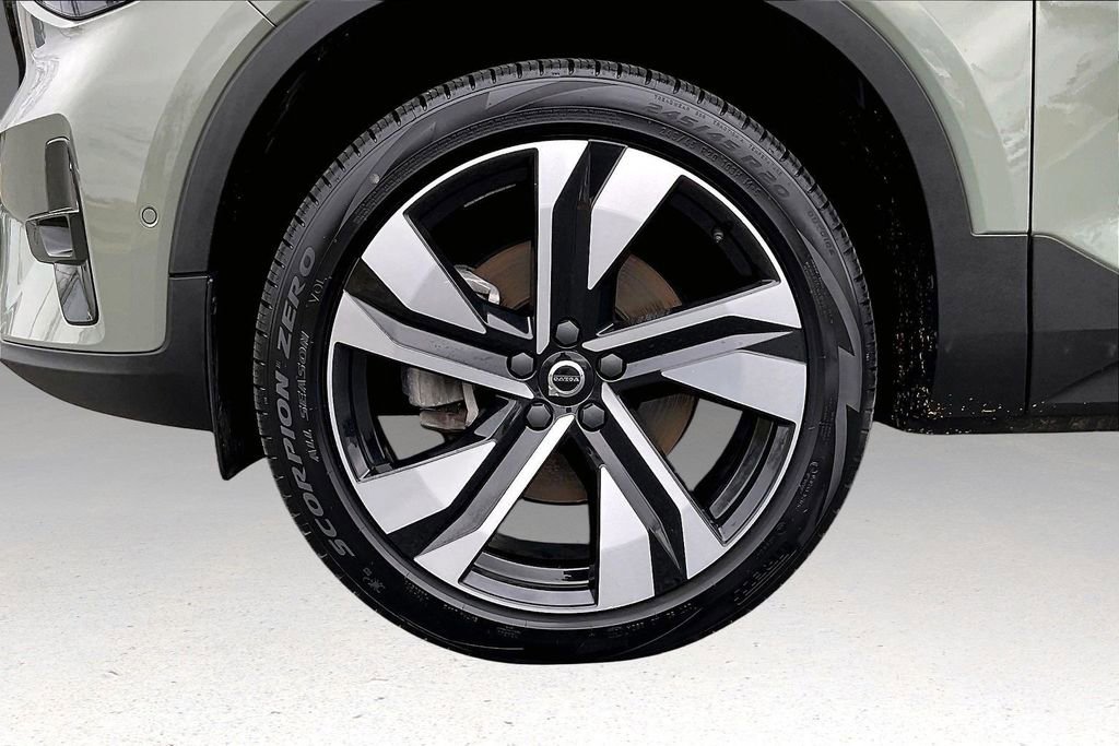 Certified 2024 Volvo XC40 B5 Plus w/ Climate Package image 34
