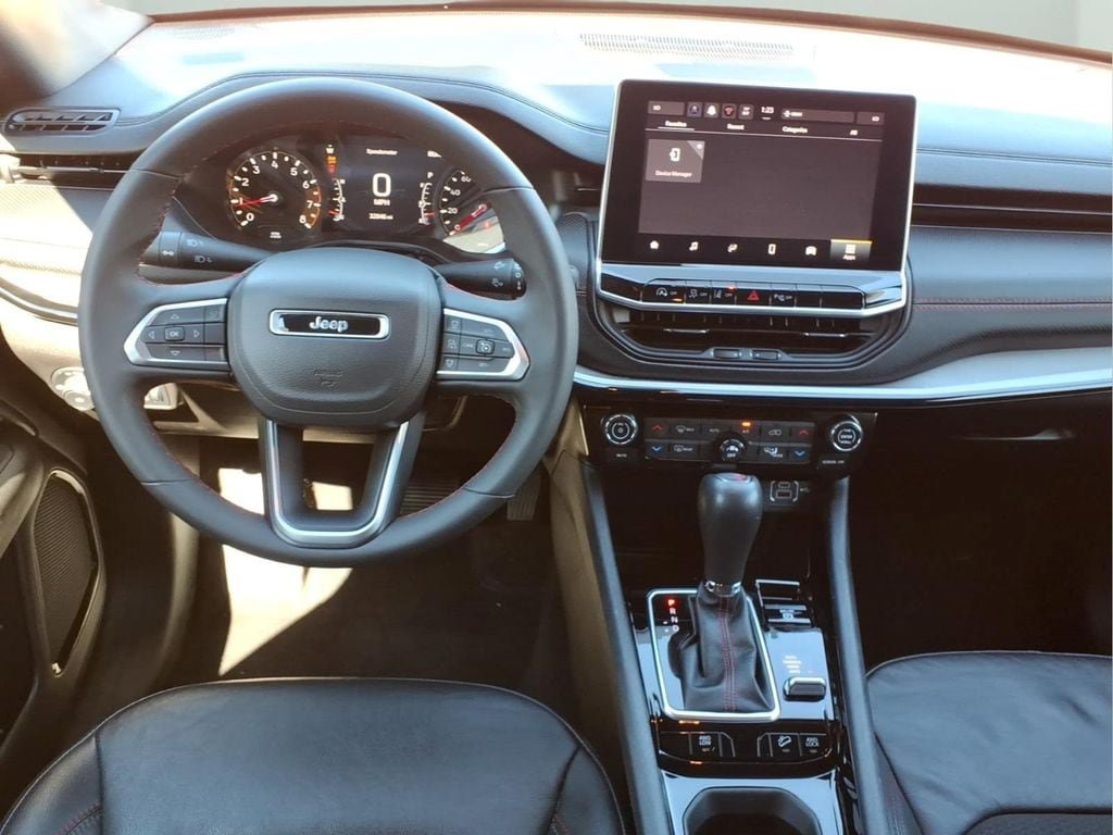 Used 2025 Jeep Compass Trailhawk AWD/4WD image 9