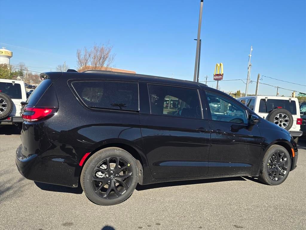 New 2026 Chrysler Pacifica Select w/ S Appearance Package FWD image 2