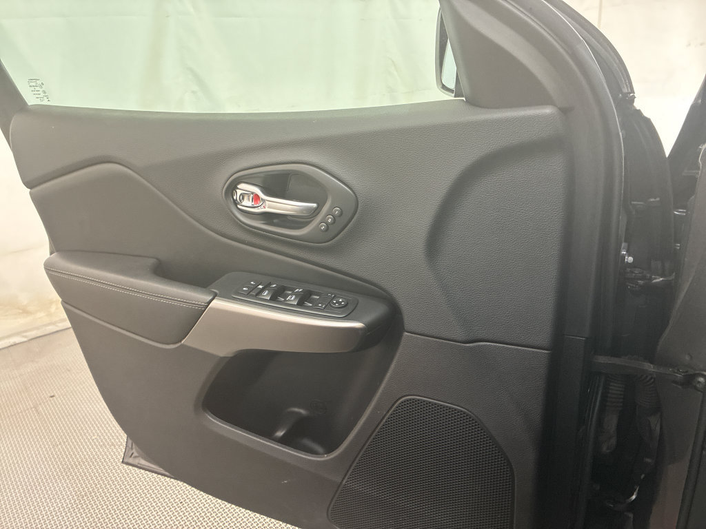 Used 2019 Jeep Cherokee Limited w/ Trailer Tow Group AWD/4WD image 24