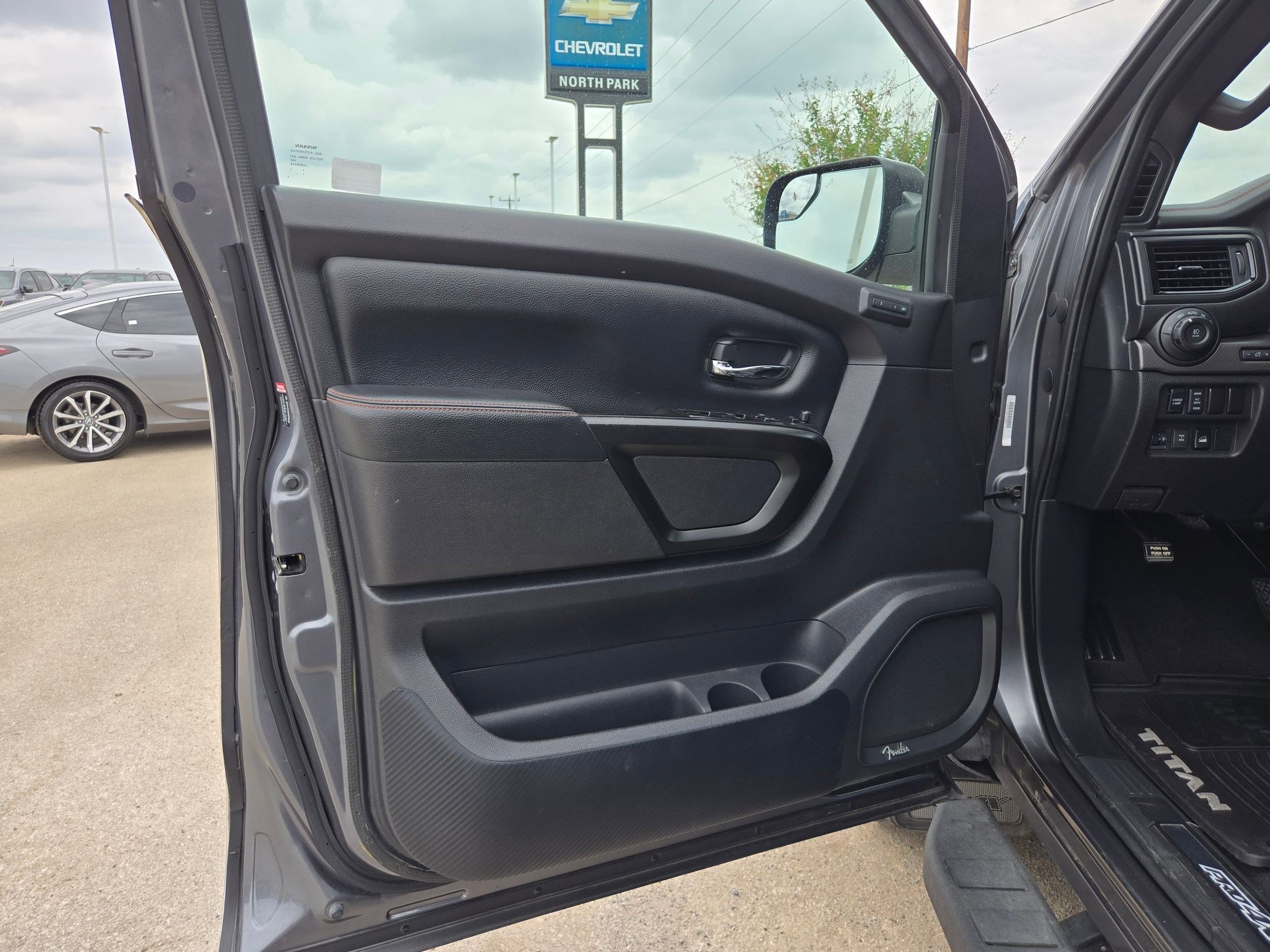 Used 2021 Nissan Titan PRO-4X w/ Pro-4x Convenience Package image 12