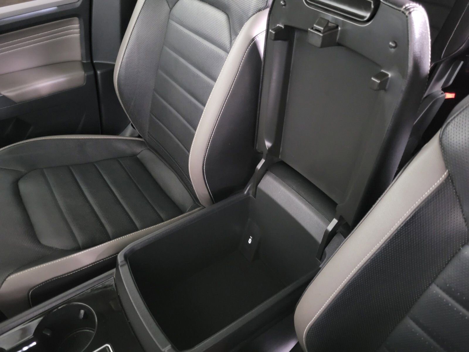 Used 2021 Volkswagen Atlas SEL Premium image 32