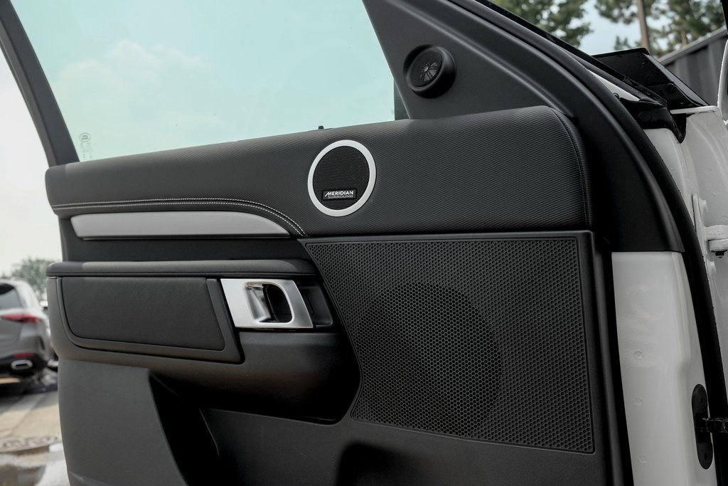 Used 2025 Land Rover Discovery Dynamic SE image 10