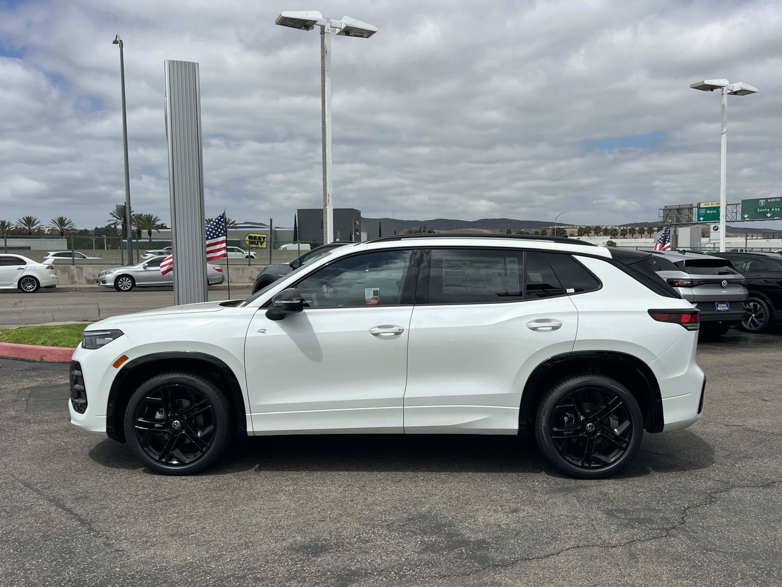 New 2026 Volkswagen Tiguan SE R-Line FWD image 2