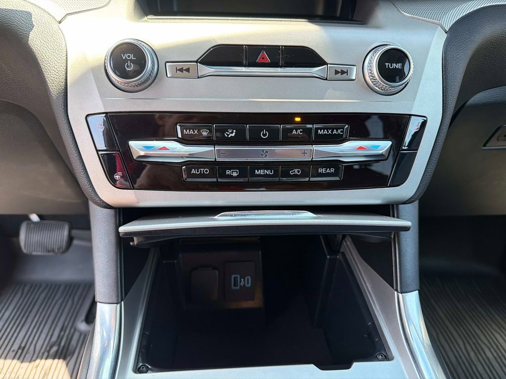 Used 2022 Ford Explorer XLT w/ Equipment Group 202A AWD/4WD image 27
