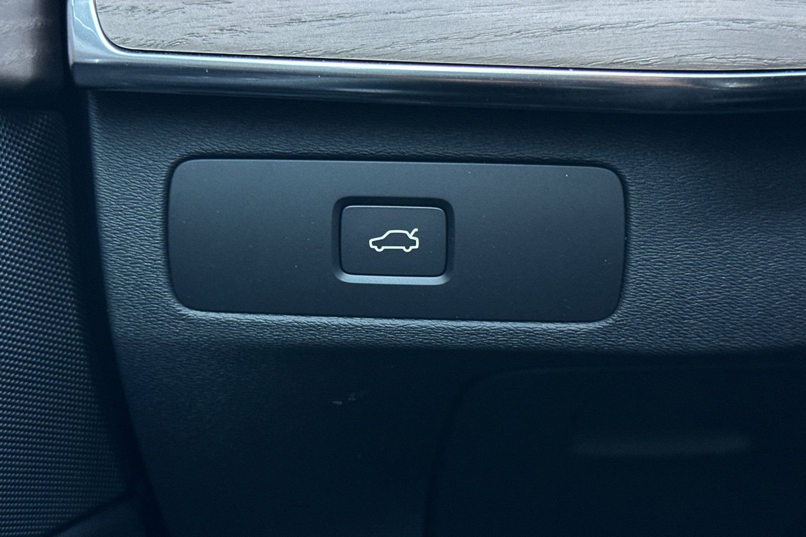 Certified 2025 Volvo XC90 B6 Core w/ Protection Package Premier image 32