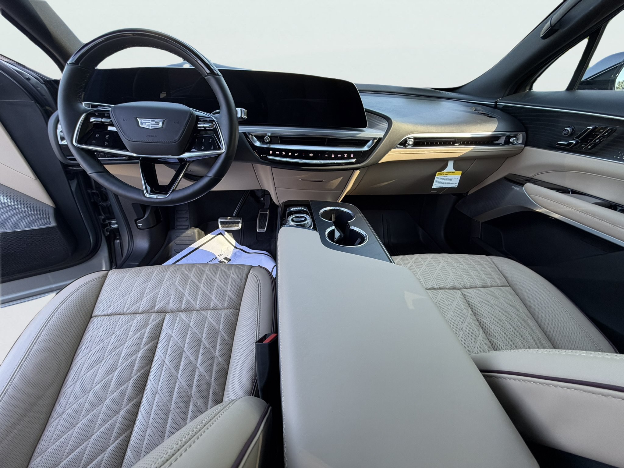 Used 2026 Cadillac Lyriq Signature Luxury w/ Nappa Leather Package AWD/4WD image 2