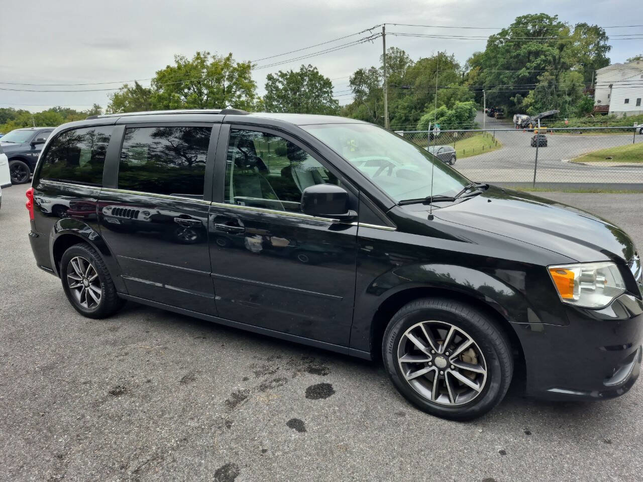 Used 2017 Dodge Grand Caravan SXT image 3