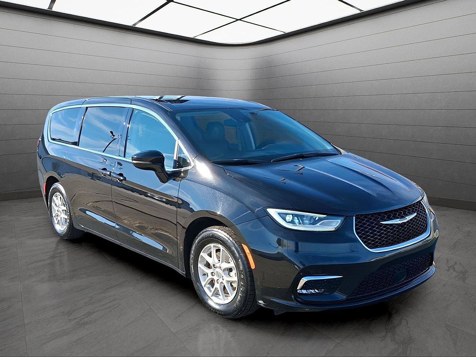 Used 2024 Chrysler Pacifica Touring-L image 7
