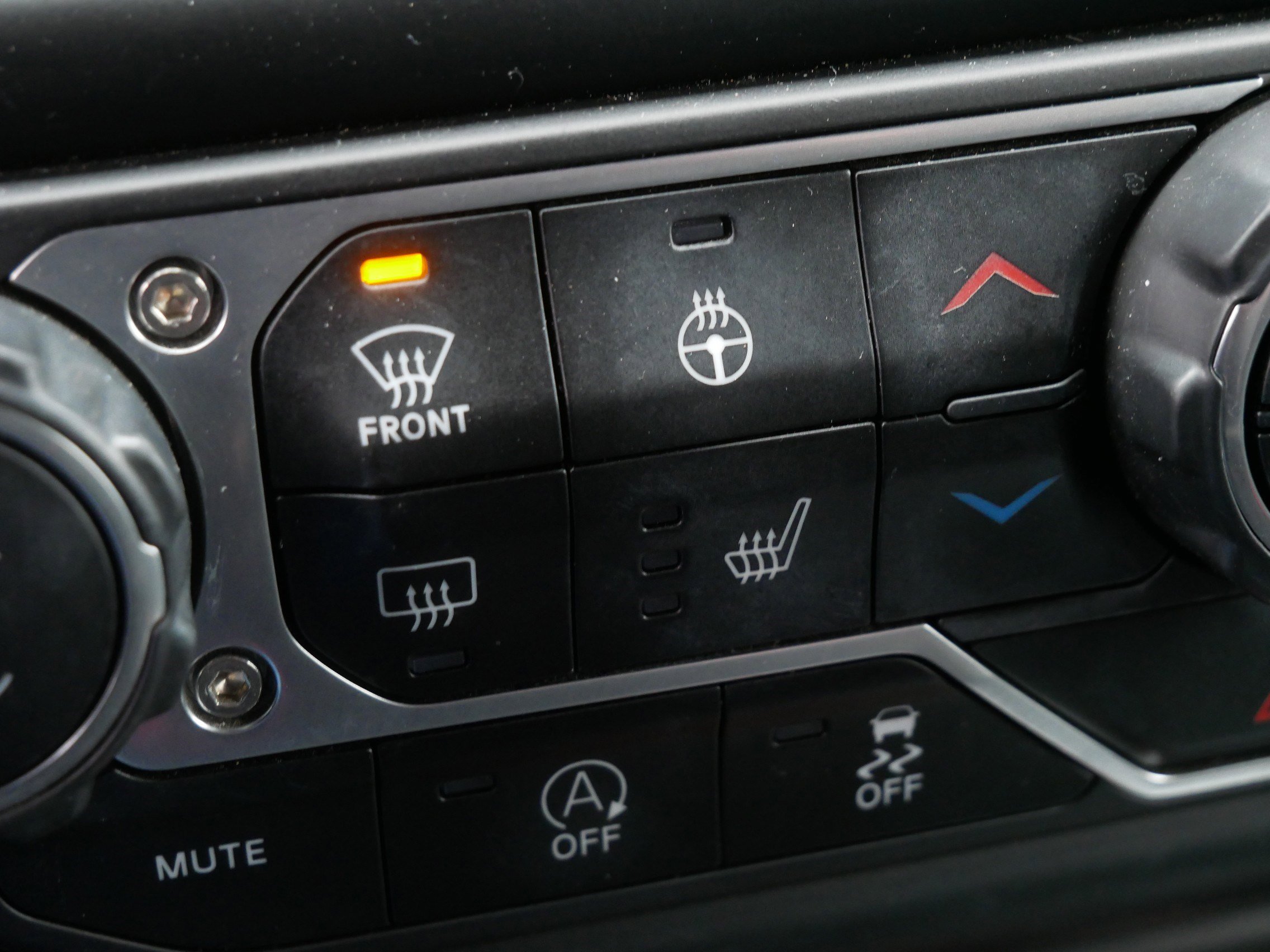 Used 2022 Jeep Gladiator Overland w/ Cold Weather Group image 32