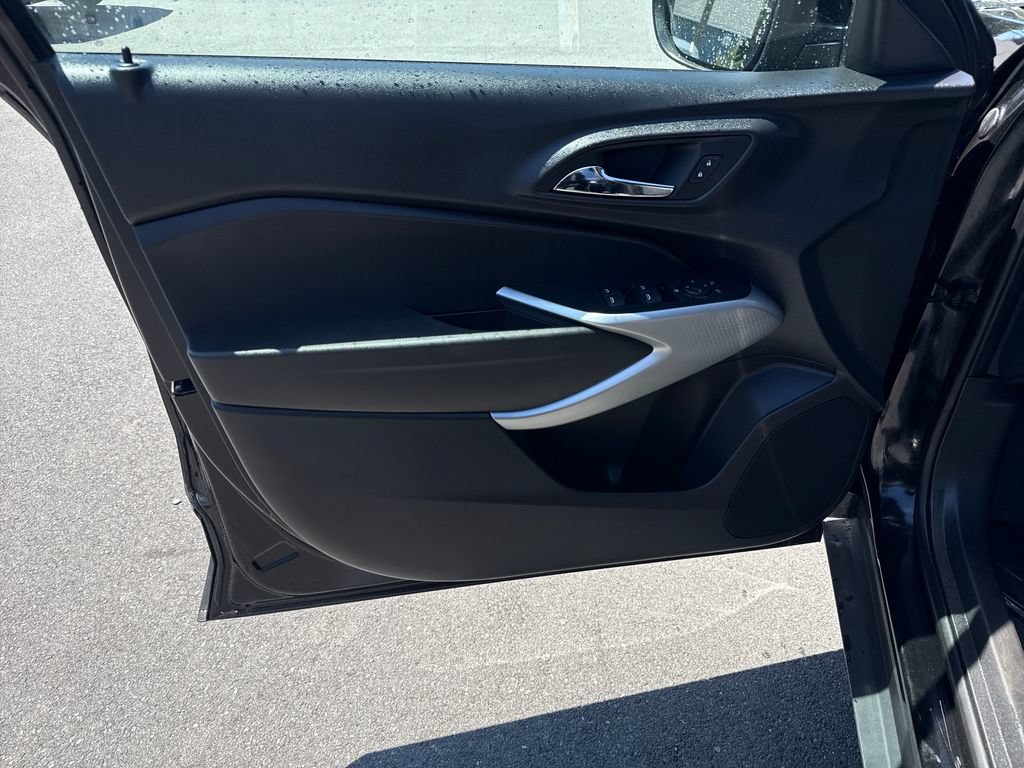 Used 2026 Chevrolet Trax LS w/ LS Convenience Package FWD image 23