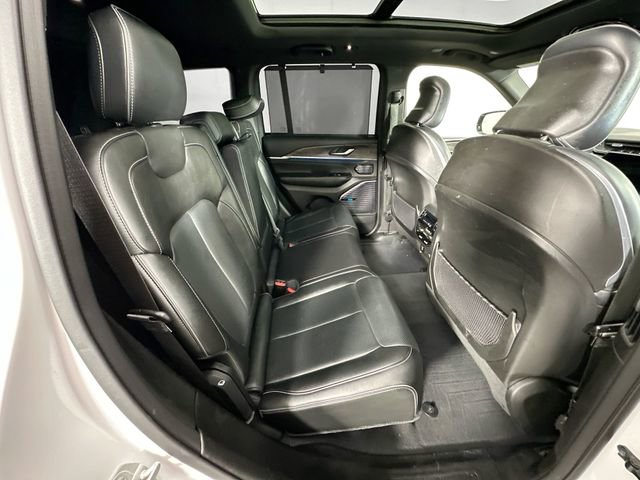 Used 2022 Jeep Grand Cherokee Overland w/ Luxury Tech Group IV AWD/4WD image 31