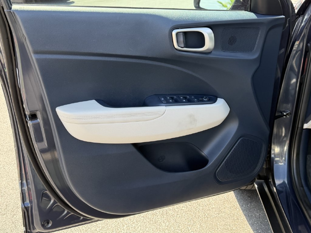 Used 2022 Hyundai Venue Limited FWD image 19