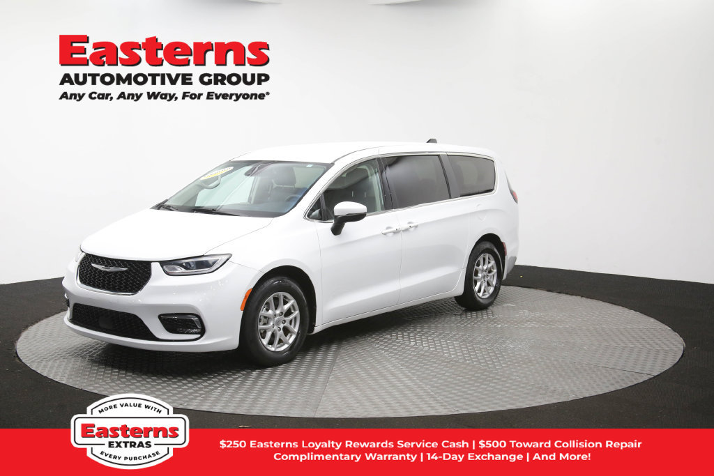 Used 2023 Chrysler Pacifica Touring-L FWD image 58