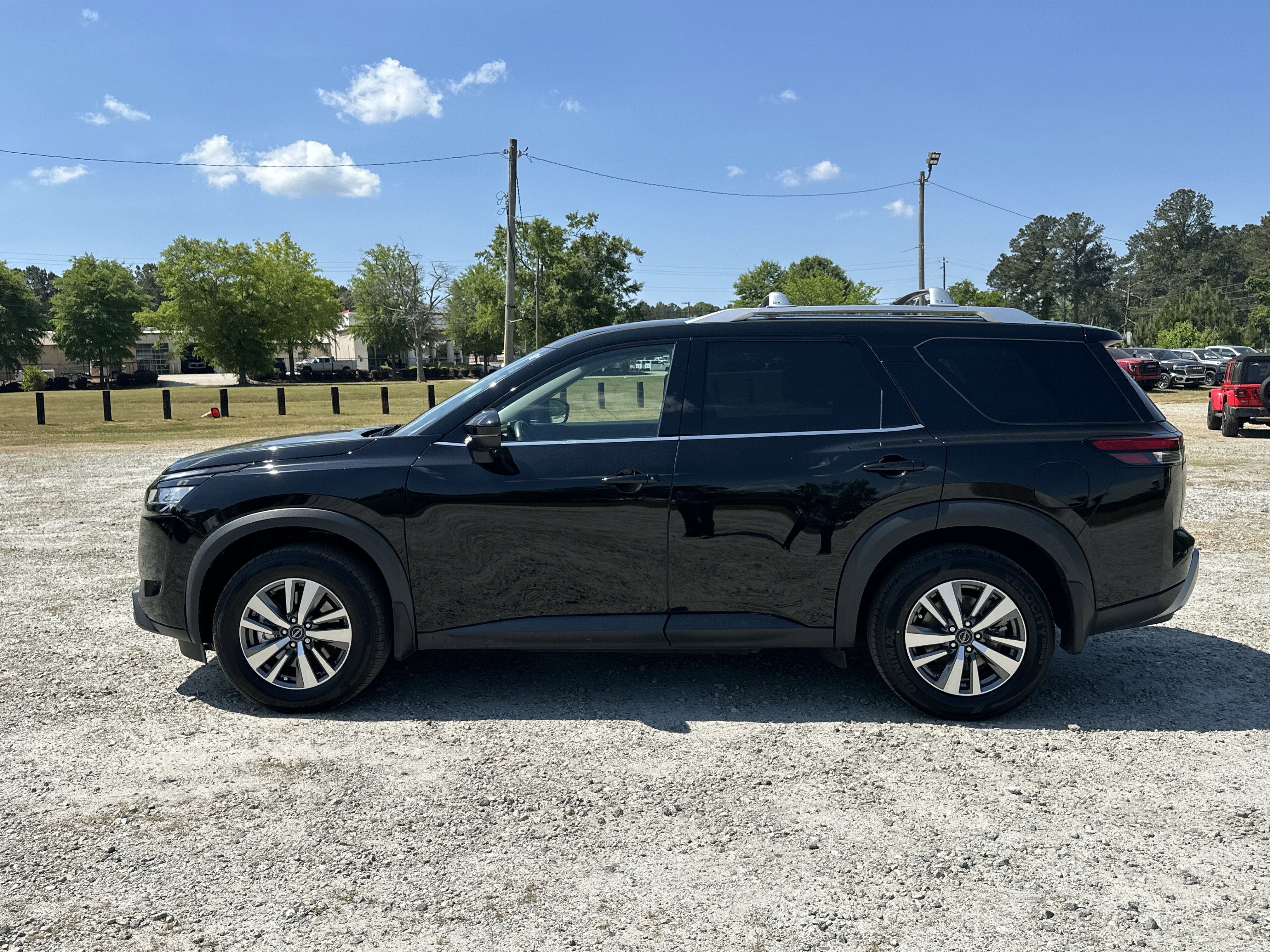 Used 2023 Nissan Pathfinder SL w/ Lighting Package (N92) AWD/4WD image 8