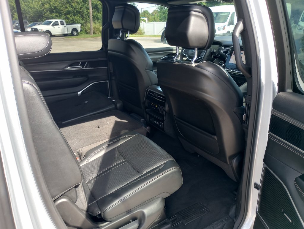 Used 2024 Jeep Wagoneer L Series II AWD/4WD image 11