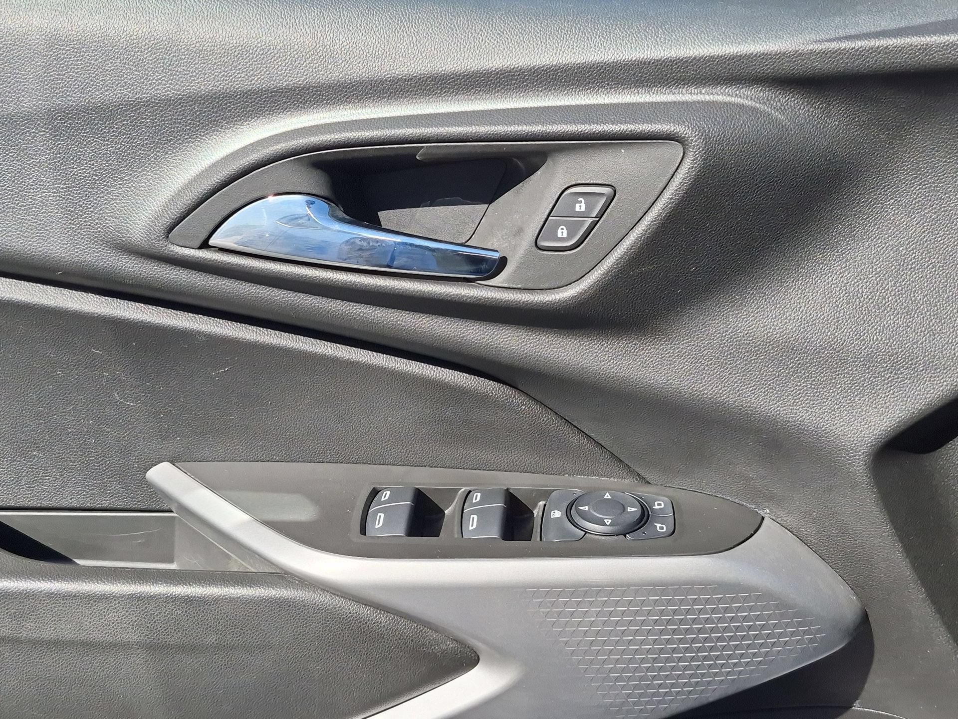 Certified 2024 Chevrolet Trax RS w/ Sunroof Package FWD image 23