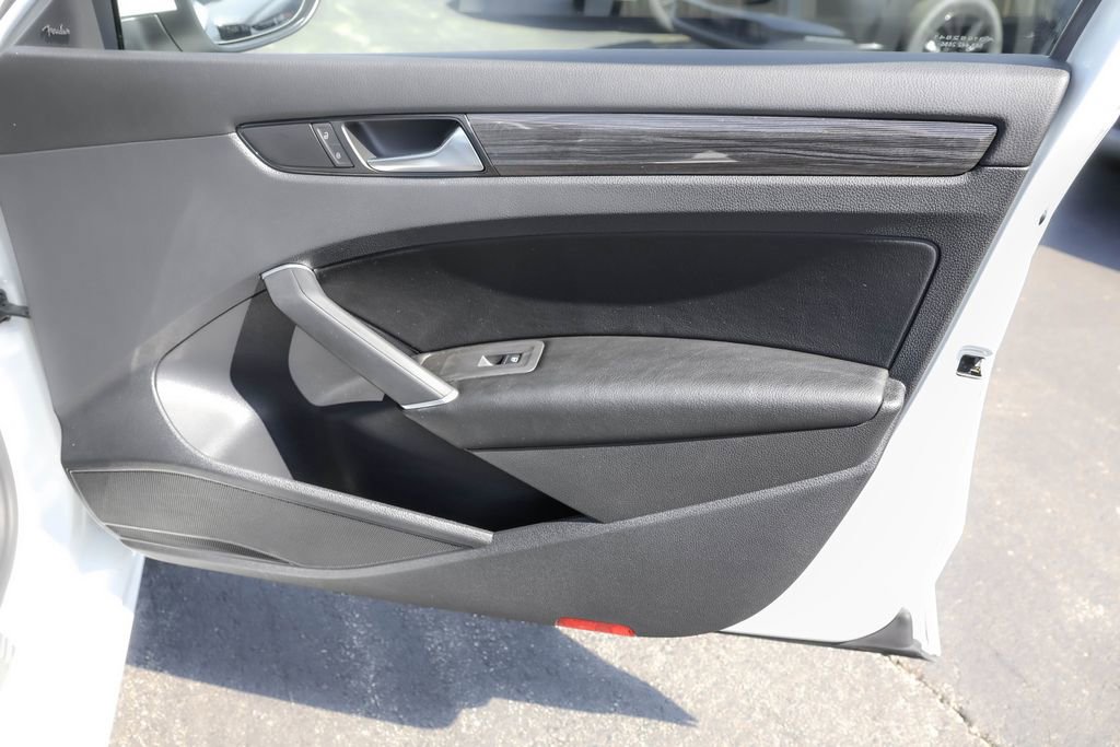 Used 2021 Volkswagen Passat 2.0T R-Line image 35