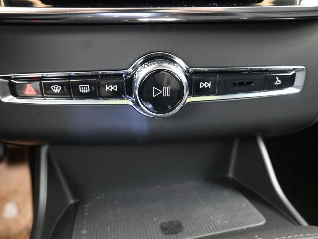 New 2026 Volvo XC90 B6 Plus w/ Protection Package Premier image 35