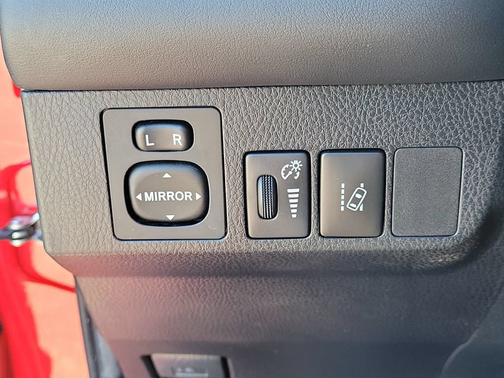 Used 2017 Toyota RAV4 SE FWD image 30