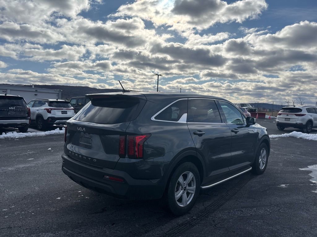 Used 2022 Kia Sorento LX image 2
