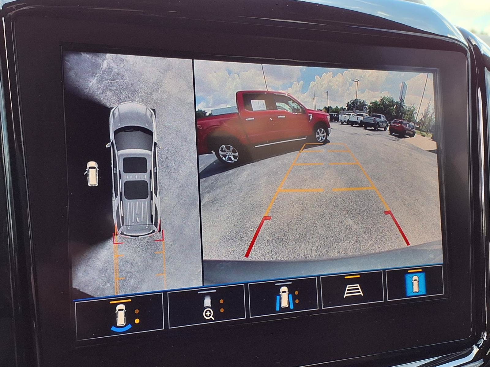 Used 2023 Chevrolet Traverse Premier FWD image 11