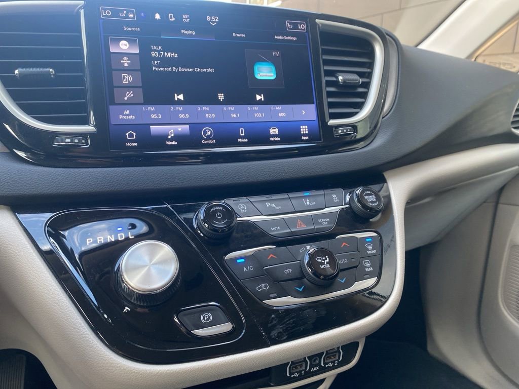 Used 2024 Chrysler Pacifica Touring-L image 13