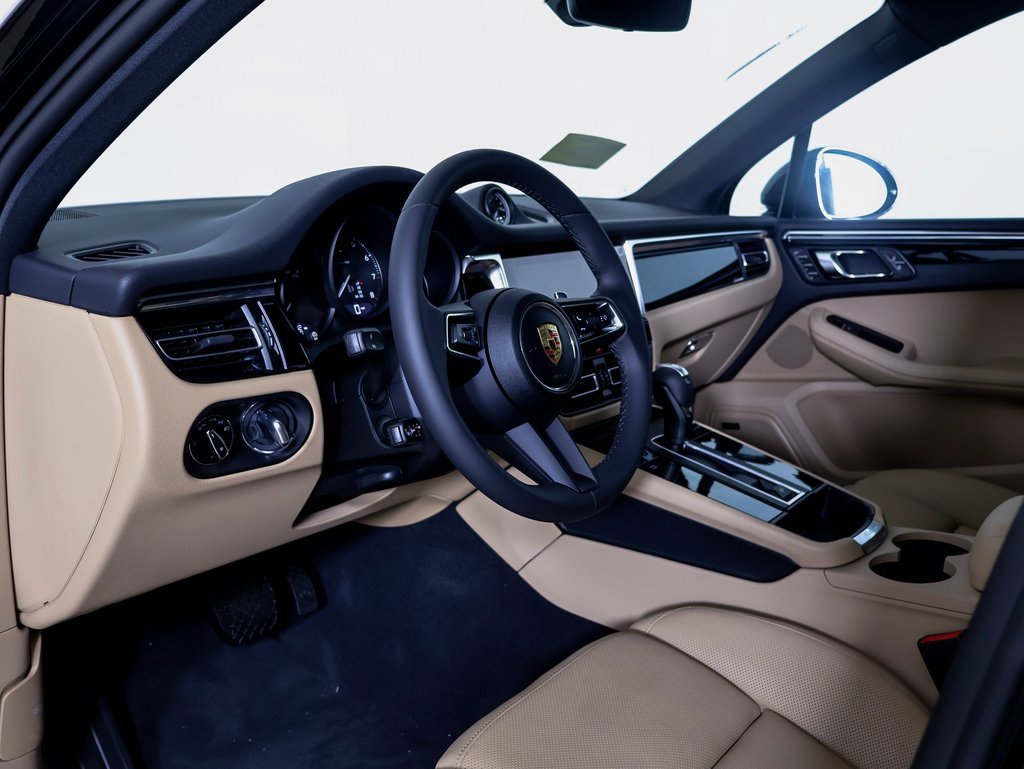 New 2025 Porsche Macan image 4